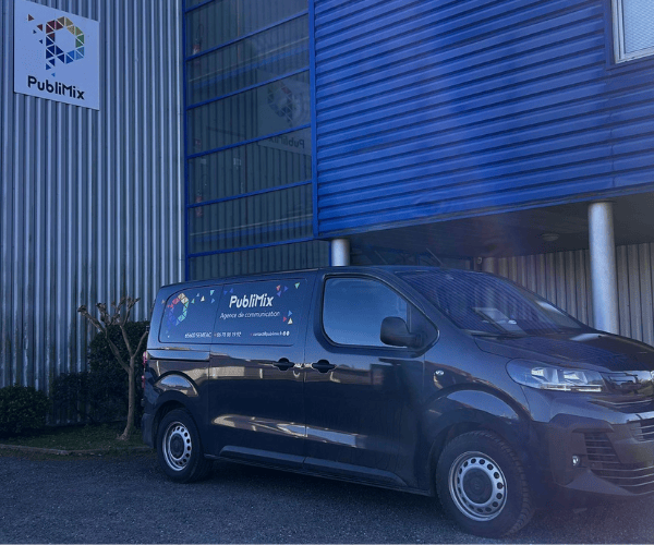 camion flouqé de l'agence de communication publimix à tarbes