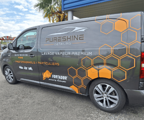 camion de l'entreprise pureshine floqué par l'agence de communication Publimix dans les hautes pyrénées