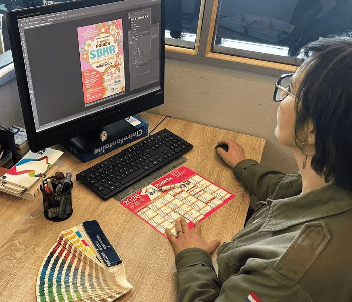 graphiste en train de créer un flyer à Bagnères de Bigoore